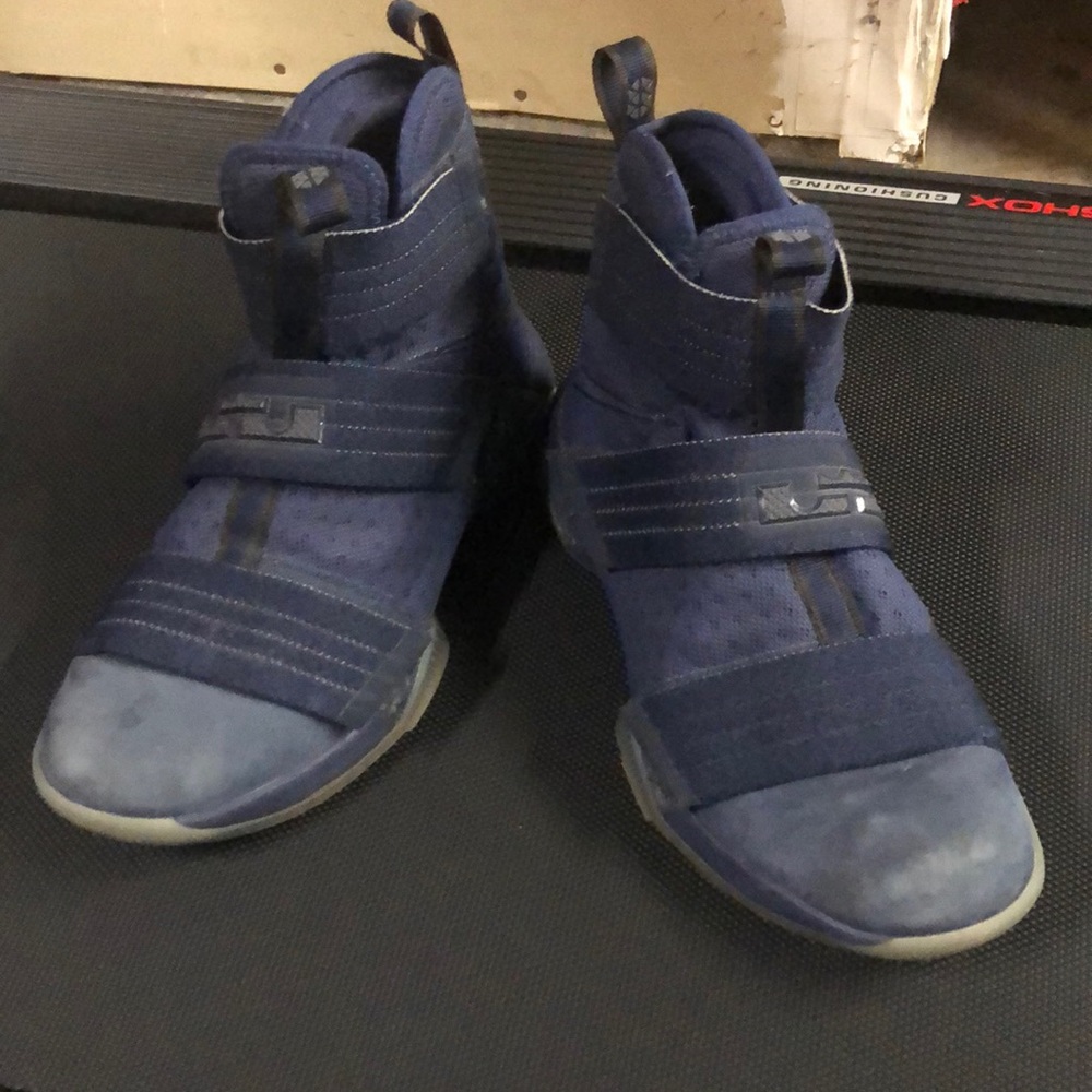 Lebron James NIKE.